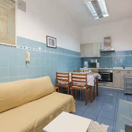 Appartamento Awesome In With 2 Bedrooms And Wifi Pola