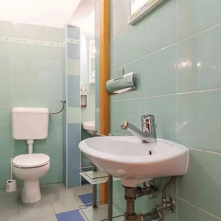 Awesome In With 2 Bedrooms And Wifi Pola